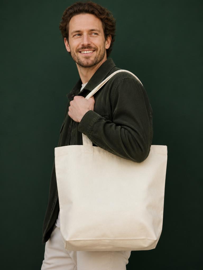 Homme tenant un tote bag en toile personnalisable Videll