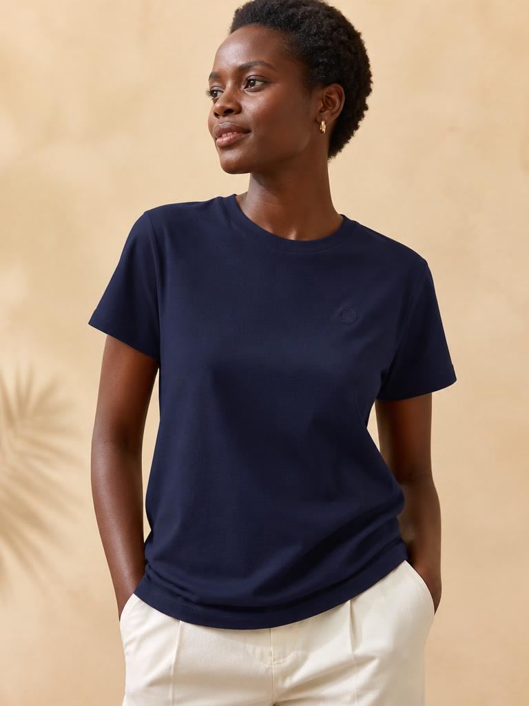 Femme portant un t-shirt bleu marine personnalisable Videll