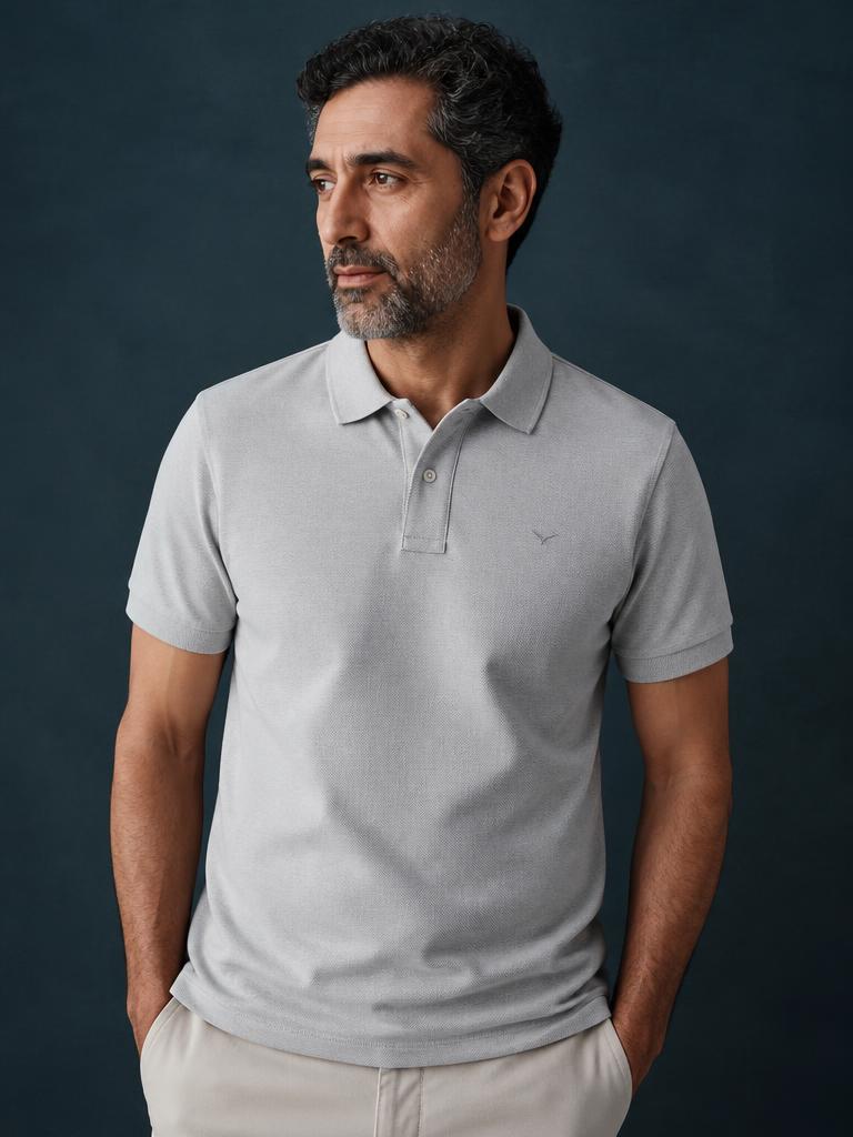 Homme portant un polo gris clair personnalisable Videll