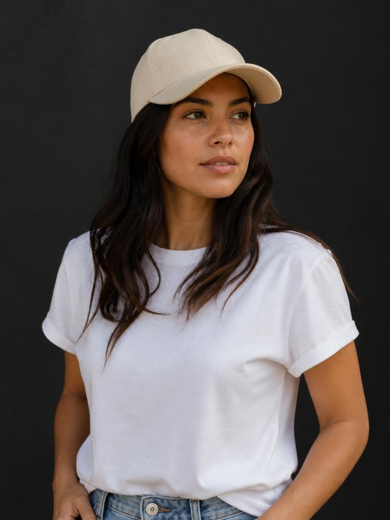 Femme portant une casquette sable personnalisable Videll