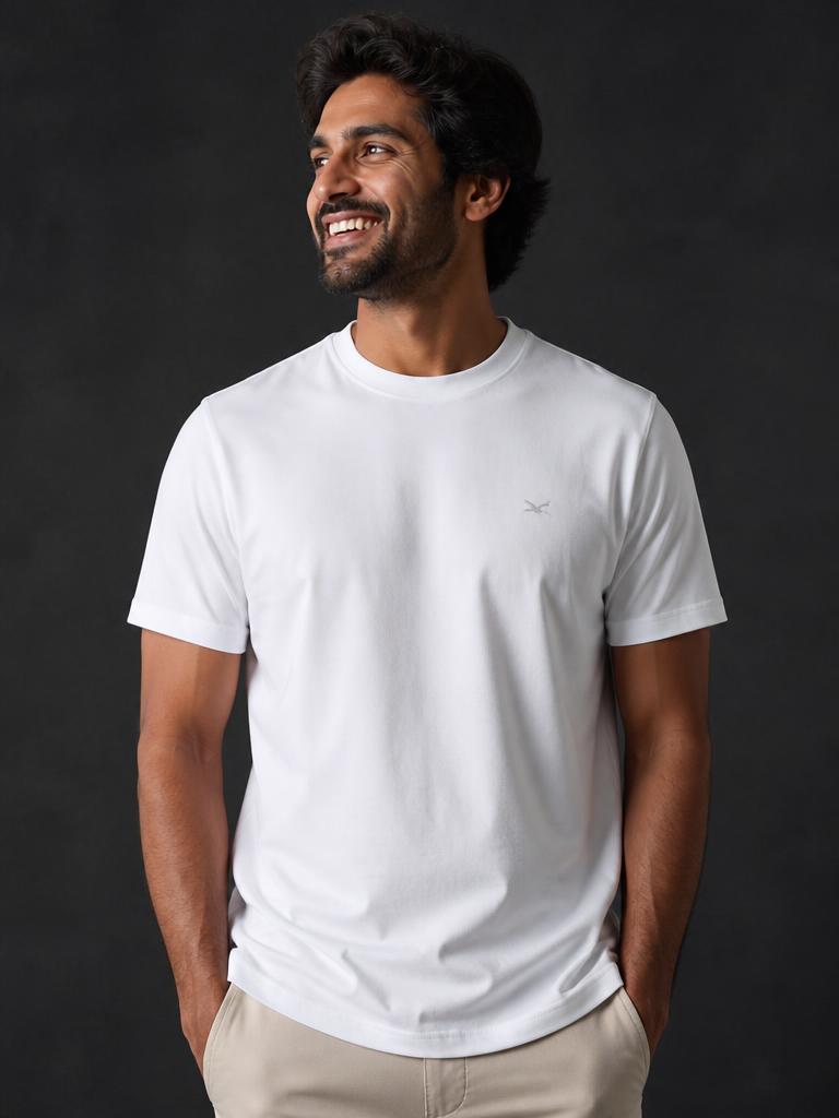 Homme portant un t-shirt blanc personnalisable Videll