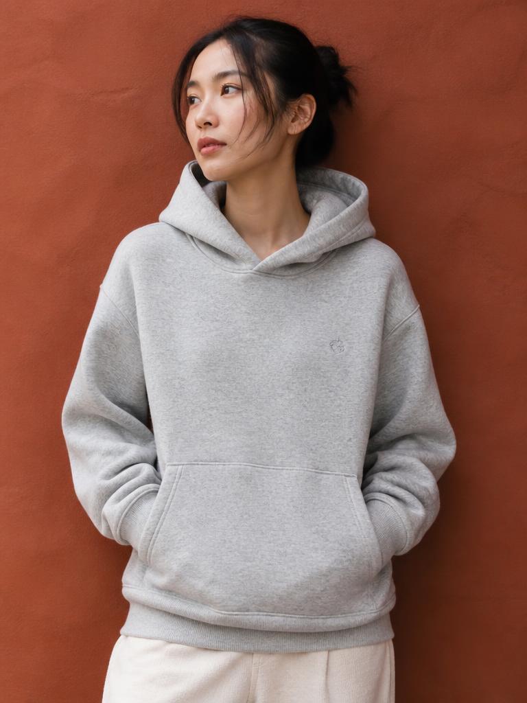 Femme portant un hoodie gris personnalisable Videll